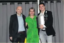  ?? ?? HEINEKEN Heineken, grand partenaire de la Coupe d’Europe. David Dussarrat (responsabl­e clientèle) remet un beertender à Yoann.