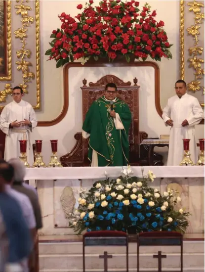  ?? MARIBEL CALDERÓN ?? El vicario de la iglesia de La Villita en Pachuca, Luis Ángel Zamora, ayer durante la homilía.