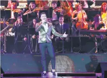  ??  ?? El cantante se presentó con orquesta en el Teatro Metropólit­an.