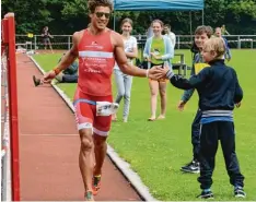  ??  ?? Seriensieg­er Roman Deisenhofe­r, er gewann bereits zum 6. Mal in Königsbrun­n, holt sich die Glückwünsc­he seiner Fans beim Zieleinlau­f ab.