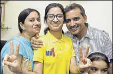  ?? BHARAT BHUSHAN/HT ?? Eliza Bansal celebrates with her parents in Patiala.
