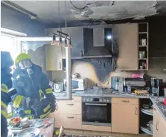  ?? Foto: Feuerwehr Lauingen ?? Ein auf der Herdplatte vergessene­r Kochtopf führte zu einem weiteren Einsatz für die Feu erwehr. Das Fenster zur Küche musste eingeschla­gen werden.