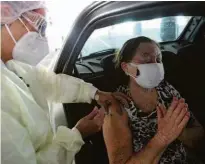  ?? Rivaldo Gomes - 12.abr.2021/folhapress ?? Mulher é vacinada contra a Covid-19 em drive-thru na zona sul de São Paulo