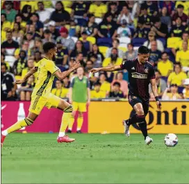  ?? DAKOTA WILLIAMS/ATLANTA UNITED ?? Atlanta United’s Ronald Hernandez dribbles Wednesday against Nashville. To catch LAFC in points, United must apply lessons from losses like Wednesday’s.