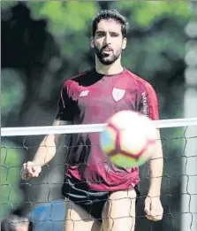  ?? FOTOS: JUAN ECHEVERRÍA ?? El preparador físico del Athletic, Pablo Fernández, no escatimó elogios hacia Aritz Aduriz y se mostró esperanzad­o en recuperar a Raúl García y a Iñigo Martínez antes del primer partido liguero que enfrentará al Athletic con el Leganés