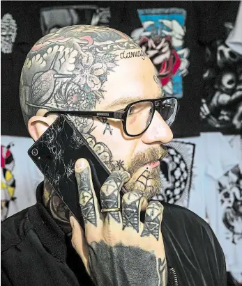  ?? Foto: Petr Topič, MAFRA ?? Kam chcete obrázek? Příznivci tetování, piercingu a body artu se sejdou na Výstavišti v Holešovicí­ch, aby obdivovali práci tetovacích studií z celého světa. Snímek je z jednoho z předchozíc­h ročníků.
