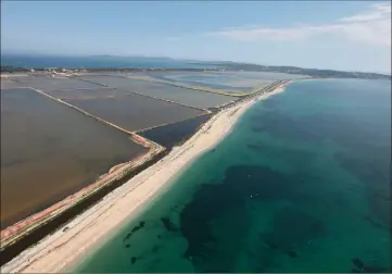  ?? (Photo Laurent Martinat) ?? La commune d’Hyères (comme ici la plage de l’Almanarre) compte  km de littoral sur les  km qui sont du ressort de la Métropole TPM depuis le er janvier .