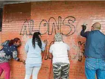  ?? ?? Madres, padres y vecinos del colegio se unieron a la limpieza.