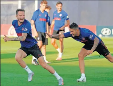  ??  ?? Saúl se marcha por velocidad de Vitolo durante el entrenamie­nto del Atlético.