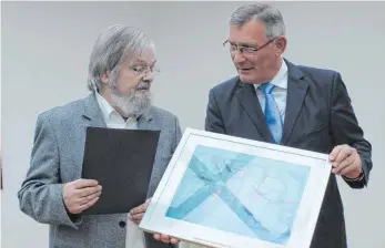  ?? FOTO: SIB ?? Lutz Beisel empfängt von Oberbürger­meister Michael Beck den Sozialprei­s der Stadt Tuttlingen.