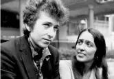  ??  ?? Insieme
Bob Dylan e Joan Baez negli anni 70. In alto la cantautric­e americana durante un concerto del 2015