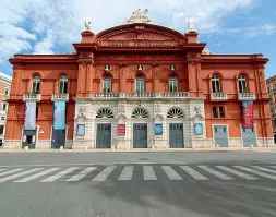  ?? ?? Teatro Petruzzell­i La Fondazione lirico sinfonica barese