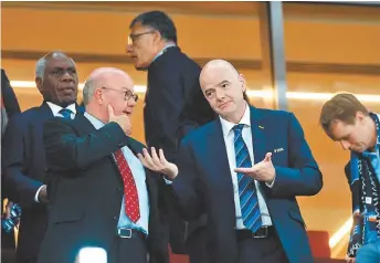  ?? REUTERS ?? El presidente de la FIFA (derecha) con el danés Jesper Moller en Qatar.