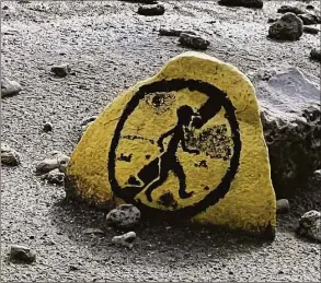  ?? Claire Tisne Haft / For Hearst Connecticu­t Media ?? A sign on the beach on Bonaire that does not, it turns out, means “no jogging.”