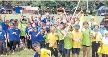  ??  ?? KENANGAN: Janih bersama murid murid yang mengambil bahagian di Padang Kg.Bambangan Lama.