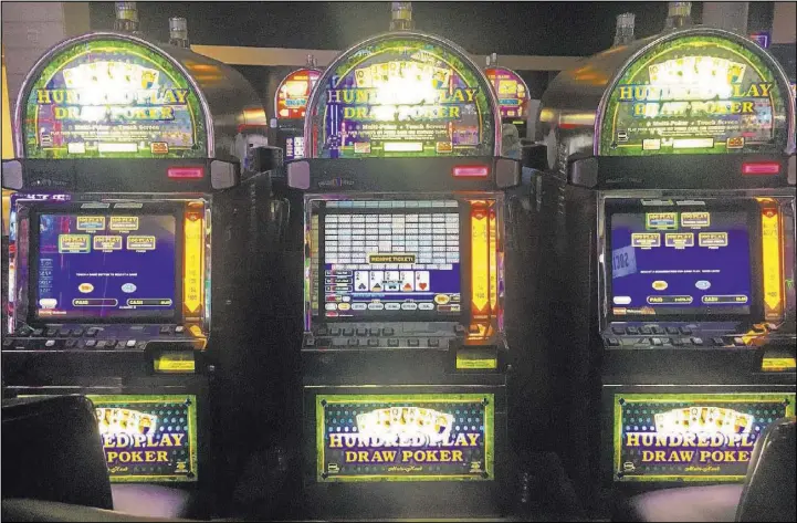  ?? Las Vegas Review-Journal ?? High-limit video poker players can endure large swings in cash, as author Jean Scott showed on a Hundred Play Draw Poker machine.