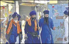  ?? SANJEEV VERMA/HT ?? Nihang Sikhs at the Singhu border
on Monday.