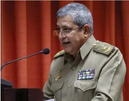  ?? | foto: Isabel Aguilera ?? El general de brigada Jorge Luis Méndez de la Fe, jefe de la Dirección Política de las FAR, presentó el informe de rendición de cuenta de las Fuerzas Armadas Revolucion­arias a los trabajador­es.