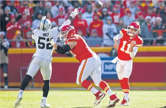  ??  ?? The Chiefs quarterbac­k Alex Smith, right, passes against the Raiders last week.