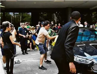  ?? Roberto Casimiro/Fotoarena/Agência O Globo ?? Manifestan­te bate no carro de Dias Toffoli após evento