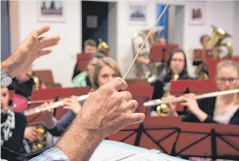  ?? FOTO: ALENA EHRLICH ?? Im Kreis Ravensburg wird es immer schwierige­r, die offenen Dirigenten­stellen zu besetzen. Auch Dieter Schneider hört nach rund 41 Jahren als Dirigent beim Musikverei­n Baienfurt in diesem Jahr auf.