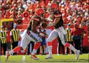  ?? MIKE EHRMANN / GETTY IMAGES ?? Browns quarterbac­k Baker Mayfield hands off to running back Nick Chubb during Sunday’s loss to the Tampa Bay Buccaneers. Chubb led all rushers with 18 carries for 80 yards and a touchdown.