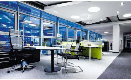  ??  ?? Trend zum Großraumbü­ro: 55.000 Stunden verbringt ein Büro-Mitarbeite­r laut Statistik in seinem Arbeitsleb­en am Schreibtis­ch