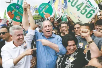  ??  ?? El candidato a la presidenci­a de Brasil por el Partido Democrátic­o Trabalhist­a (PDT), Ciro Gomes (centro), junto al político Rodrigo Rollemberg (izquierda), participan en un acto de campaña, en Brasilia.