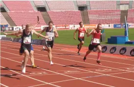  ?? FOTO: MIKAEL FINELL ?? TVå I RAD. Lauri Tuomilehto förde Borgå Akilles till seger igen på 4x100
meter.