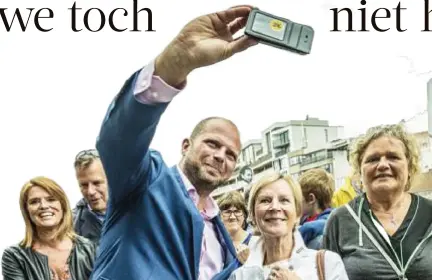  ?? FOTO GUY PUTTEMANS ?? Staatssecr­etaris voor Asiel en Migratie Theo Francken neemt graag de tijd voor selfies.