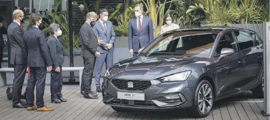  ?? Foto: dpa ?? König Felipe VI und Ministerpr­äsident Pedro Sánchez beim Besuch des Seat-Werks bei Barcelona.