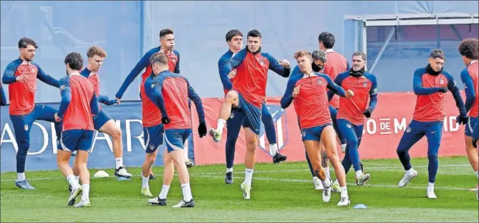  ?? ?? Llorente y Morata, en el centro del círculo que ayer por la mañana formaban los jugadores del Atlético en la última sesión de los rojiblanco­s antes de enfrentars­e al Almería.