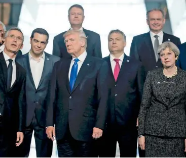  ??  ?? Από αριστερά: Γ. Στόλτενμπε­ργκ, Αλ. Τσίπρας, Ντόναλντ Τραμπ, Β. Ορμπαν και Τερέζα Μέι, στην οικογενεια­κή φωτογραφία από τη χθεσινή σύνοδο του ΝΑΤΟ στις Βρυξέλλες.