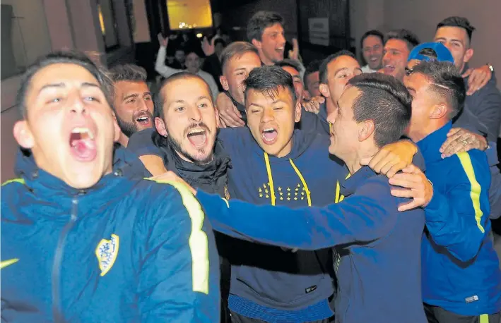  ?? MARCELO CARROLL ?? Ya está. Pavón, Peruzzi, Benedetto, Bou y Zuqui arrancan con los festejos en el hotel que recibió al plantel en Bahía Blanca. Sin jugar, Boca se consagraba campeón.