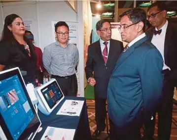  ?? PIC BY SAIRIEN NAFIS ?? Health Minister Datuk Seri Dr S. Subramania­m (second from right) with Malaysian Liver Foundation president Tan Sri Dr Mohd Ismail Merican (centre) looking at an exhibition in Bangsar, Kuala Lumpur, yesterday.