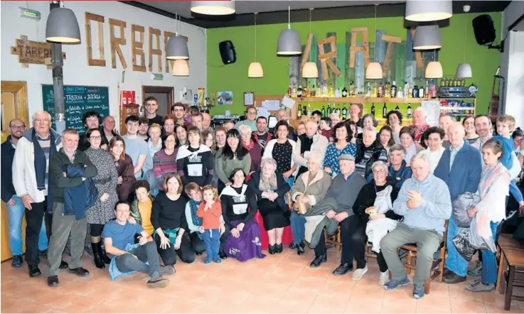  ?? ?? Familiares, habitantes de Orbara y amistades arropando a Juanita el pasado domingo en el bar Eskola Taberna, donde se celebró el homenaje.