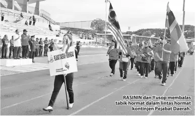  ??  ?? RASININ dan Yusop membalas tabik hormat dalam lintas hormat kontinjen Pejabat Daerah.