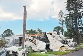  ??  ?? Der Trailerpar­k Naples Estates gleicht nach dem Hurrikan Irma einer Trümmerwüs­te nach einem Flugzeugab­sturz.