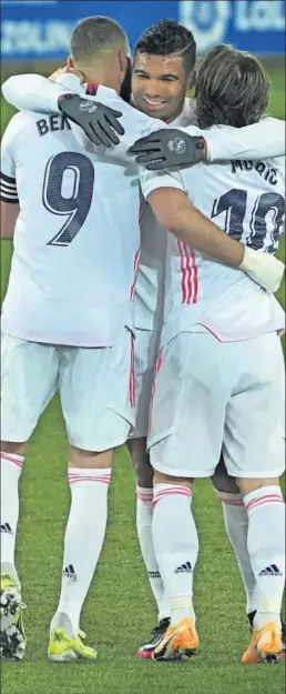  ??  ?? Benzema y Modric se abrazan a Casemiro tras su gol en el 0-1.