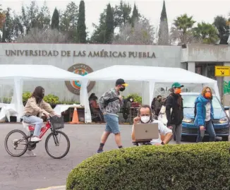  ?? ?? Maestros dieron
clases en carpas instaladas frente al campus de la UDLAP