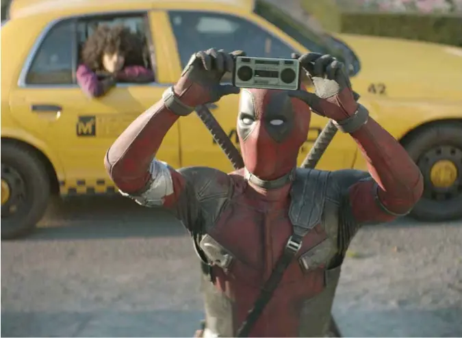  ??  ?? Ryan Reynolds er tilbake som den usedvanlig munnrappe superantih­elten Deadpool.