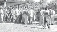  ??  ?? • Reunión de trabajador­es en las colonias, donde los exhortan a pagar la cuota.