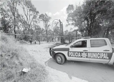  ?? /MOISÉS MORALES ?? calcinado en un 60 por ciento de su superficie corporal fue ubicado en un predio baldío adjunto a la carretera Vía Corta, en territorio de Tenancingo