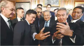  ?? BERNAMAPIX ?? Members of the Council of Foreign Relations taking a selfie with Mahathir.