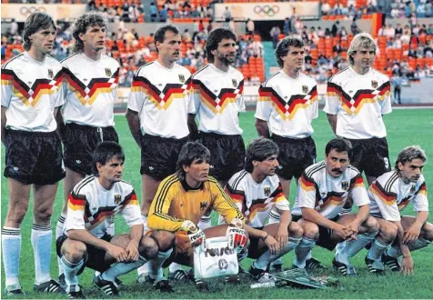  ??  ?? Ein Teil der Olympia-Mannschaft von 1988: (oben von links) Wolfgang Funkel, Michael Schulz, Gerhard Kleppinger, Thomas Hörster, Roland Grahammer, Jürgen Klinsmann, (unten von links) Ralf Sievers, Torwart Uwe Kamps, Frank Mill, Wolfram Wuttke und Thomas...