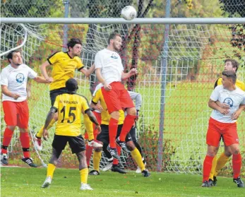  ?? FOTO: HKB ?? Die Denkinger (weiß) berannten immer wieder das Tor des SV Wurmlingen und kamen am Ende zu einem verdienten 5:0-Sieg.