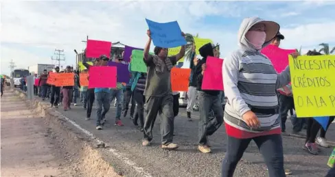  ?? MARÍA ELENA IBARRA ?? &gt; Los inconforme­s durante la protesta en la carretera.