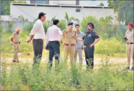  ?? HT FILE ?? Punjab Police personnel at the site during an investigat­ion after the grenade attack at Punjab Police Intelligen­ce Headquarte­rs in Sector 77, Mohali, Punjab on May 10.