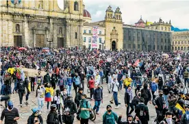  ?? JHONNY HOYOS, JHONY OLIVARES, MERY GRANADOS Y CORTESÍA ?? Aspecto de la movilizaci­ón del paro nacional de este lunes en Bogotá.