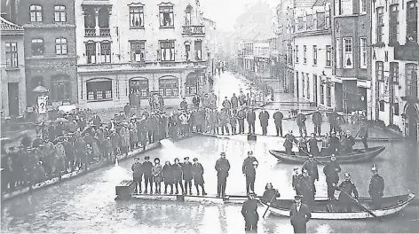  ?? FOTO: ARCHIV ?? Beim Hochwasser im Jahr 1926 stand auch Emmerich unter Wasser. Die Menschen fuhren in Booten über den Alten Markt.